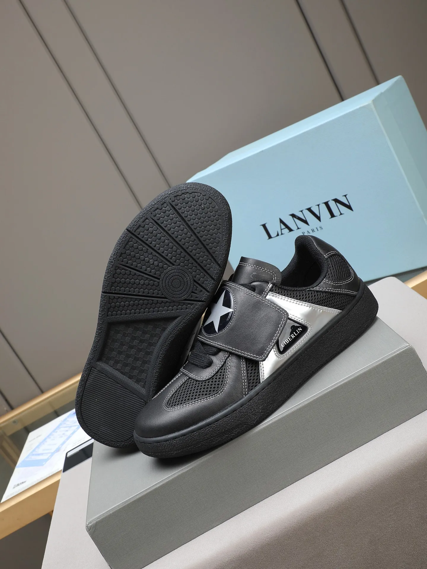 Men's shoes 💰600 [LANVIN] The latest fashionable item! High quality CLAY series‼ ️ The latest trendy products of the season 🌈Many bloggers have planted grass and purchased the original open-mold customization. The upper and outsole are sewn with mark threads without edge sealing. Multiple material splicing combination design. Very versatile for fashionable and casual wear. Comfortable on the feet. Self-recommended. Upper cowhide + cow suede + breathable mesh lining. Foot-padding cowhide. Exclusive original open-mold clear logo rubber outsole ⚠️38-44 (customized for 45)
